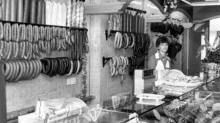 Feine Würste hängen im Verkaufsraum und liegen in der Kühltheke: Die Metzgerei Blem nach ihrem Umbau. Das Bild ist datiert mit dem 24. August 1979.