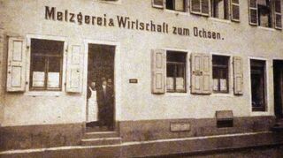 Eine Postkarte ziert dieses Foto mit der Aufschrift: „Metzgerei und Wirtschaft ,Zum Ochsen’ Karl Hänsler – Ausschank von Schwetzinger Schwanengold“.