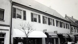 Mannheimer Straße 30: Dieses Foto entstand um 1986. Damals war neben der Buch-handlung Wittenberg, die Metzgerei Blem und ein Modegeschäft in dem Haus.