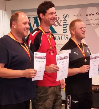 Strahlende Sieger: Steffen Karl (v. l.), Stephan Sulski (DJK) und Tobias Smeilus.