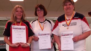 Silber für DJK-Keglerin: Andrea Schmidt (l.) bei den Damen der Klasse 4/1 neben Katharina Böckle und Karin Schuhmacher.