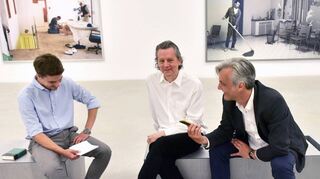 Jeff Wall (Mitte) im Gespräch mit Redakteur Johann Schulz-Sobez (l.) und Kulturchef Stefan M. Dettlinger.