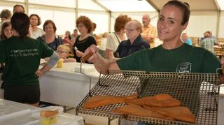 Fleißige ASV-Helferin: Barbara Mattern hilft mit, alle Fischliebhaber im Festzelt mit frischem Backfisch zu versorgen.