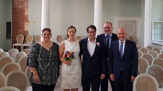 Standesbeamtin Nicole Blem (l.), Wachenheims Bürgermeister Torsten Bechtel (2. v. r.), und Schwetzingens OB Dr. René Pöltl gratulieren Elisabeth und Adrian Hofmann in der Schlosskapelle.