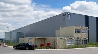 Die recht unscheinbare Zufahrt zum neuen Logistikzentrum der „21sportsgroup“ im Gewerbegebiet Süd mündet in die Vorpom-mernstraße. Noch weisen keine Schilder auf die Firma hin, das soll sich aber bald ändern.
