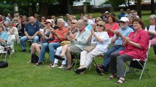 Die Zuschauer machen sich’s gemütlich im Gemeindepark und genießen ganz entspannt die Musik der Sängerin Kirbanu. Dass es gefällt, sieht man am Applaus.