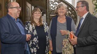 Die Stadt Speyer verabschiedet die langjährigen künstlerischen Leiter und Initiator der Druckwerkstatt Winkeldruckerey im Kulturhof Flachsgasse, Jule und Artur Schütt, mit einem Empfang im Neuen Trausaal aus ihrem Ehrenamt. Dr. Matthias Nowack (l.) und Oberbürgermeister Hansjörg Eger (r.) danken Jule Schütt und Tochter Barbara Schütt-Krekel.