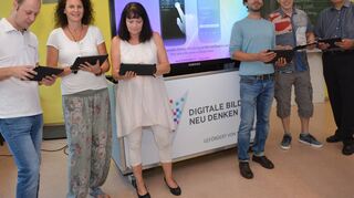 Tablet-PCs für die Schillerschule: Matthias Kreutz (l.) und Jürgen Klimpel (r.) vom Systemspezialisten stellen den Lehrern Stefanie Roth (2. v. l.), Ronny Pinazza, Marc Waluja (2. v. r.) sowie Schulleiterin Dorothea Schmidt-Schulte die Technik vor.