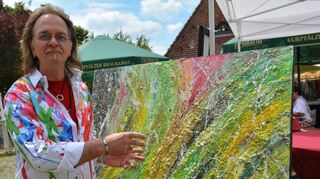 Farbakzente auf Hemd und Leinwand: Organisator Gustav Armbrust hat zum zweiten Mal einen sehenswerten Kunstmarkt im Pumpwerk zusammengestellt.