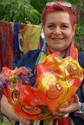 Petra Ditter aus Brühl präsentiert Lampen aus Acrylglas im Pumpwerk-Garten.