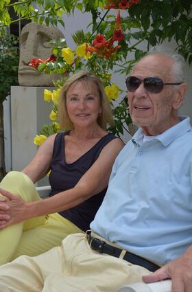Brigitte und Horst Bacher genießen die Zeit in ihrem Garten vor einer selbst gestalteten Sandsteinskulptur.