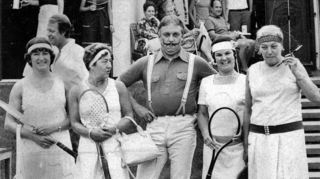 2003 feiert der TC 75. Geburtstag: Else Ihrig (v. l.), Marlis Widmer, Referee Karl Briten-bücher, Margot Schildmeier und Erika Sulzmann bieten einen Schaukampf anno 1928.