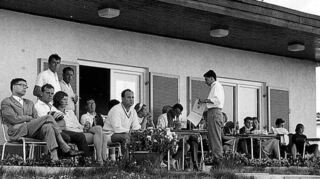 1965 ist es endlich soweit: Die Zeit des Möbelwagens ist vorbei, das neue Clubhaus ist fertiggestellt. Hier genießen die Mitglieder den Blick von der Terrasse.