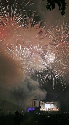 Ein imposantes und farbenfrohes Schauspiel: Das Höhenfeuer- werk bildet den Abschluss des Mannheimer Mozartsommers.