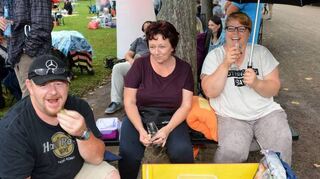 Ein kleines Picknick-Arrangement, das großen Spaß bereitet: Uwe Meusel, Hildegard Balasus und Susanne Meusel.