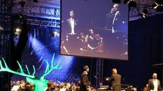 Orchester und Solisten des Mannheimer Nationaltheaters auf der Bühne.