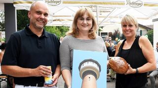 Thomas und Karin Mollet bekommen zur offiziellen Einweihung des „Eppelheim Medi-cal Care“-Ärztehauses Geschenke von Bürgermeisterin Rebmann.