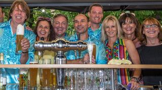 Bunte Farben machen fröhlich und sind Trumpf im Bierausschank des Vereinskartells: Die Männer und Frauen haben sich fürs Ortsmittefest in Schale geschmissen und bedienen ganz im Stil der 1970er Jahre. Den durstigen Gästen hat’s gefallen.