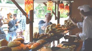 In der Auslage der „Feldbeckerey“ liegen leckere Brote mit Kräutern und Speck, aber auch süße Köstlichkeiten mit Zimt und Zucker.