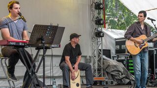 Christian Schartel (l.) und sein Bruder Alexander (r.) bilden das Duo „Schartel unplugged“. Für ihren Auftritt beim Kin-der- und Jugendtag des Ortsmittefestes holen sie sich Verstärkung von Martin Busemann an den Percussions.