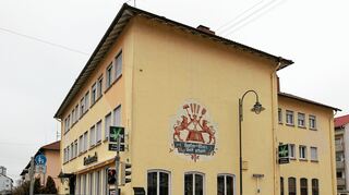 <p>Am Schlossplatz (Bild oben) stehen das "Café Journal" (vorn) und die "Cubar" (hinten rechts) vor Pächterwechseln, ebenso das "Frankeneck" (unten).</p>