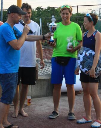 Team „Doppelkorn“, Petra und Verena Korn (r.), erhält den Pokal.