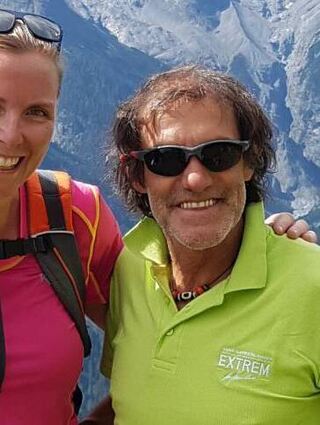 Hans Kammerlander mit Autorin Katja Bauroth bei einer Tour während der Algunder Wandertage 2017.