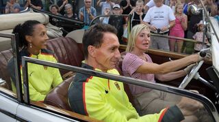 Der Moment, auf den rund 400 Fans gewartet haben: Malaika Mihambo und ihr Trainer Ralf Weber fahren in einem Mercedes-Oldtimer 170 S vor.