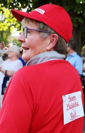 Die Mutter des Trainers: Elisabeth Weber mit Plakat auf dem Rücken.