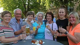 Sie sind zum Empfang gekommen, um der Titelträgerin zu gratulieren: Brigitte und Harald Kreuzwieser (v. l.), Lilli Sitnikow, Margit Leibenhuth, Julia Schmidt, Valentina Sitnikow und Tina Gärtner.