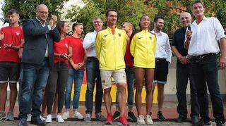 Stefan Lauff (vorne v.r.), Werner Heger, Sören Eisenhofer, Malaika Mihambo, Ralf Weber, Markus Lauff und Jens Geiß stehen mit Nachwuchstalenten auf der Bühne.