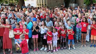 Die Freude über „ihre“ Europameisterin steht den Fans ins Gesicht geschrieben. Gespannt verfolgen sie die Ankunft von Malaika Mihambo auf dem Schulhof.