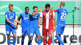 Hoffenheims Stefan Posch (v.l.), Torschütze Joshua Brenet, Vincenzo Grifo und Kevin Vogt jubeln über das Tor zum 1:6. Vor der Gruppe ist Kaiserslauterns Florian Dick zu sehen.
