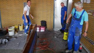 Im Obergeschoss ist der Toilettenumbau weiter fortgeschritten: Günter Bückle (r.) vom gleichnamigen Ketscher Fliesengeschäft und Heinrich Burkhardt (M.) vom gleichnamigen Ketscher Sanitärgeschäft sind mit einem Kollegen am Arbeiten.