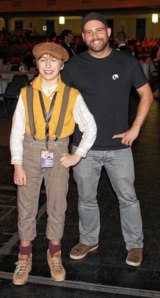 <p>Mit Lederkappe, karierter Hose und Pullunder: Lennart Weik durfte in "Apassionata" in Frankfurt eine kleinere Rolle übernehmen.</p>