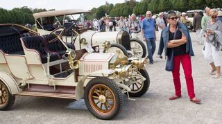 Vor allem die historischen Modelle ziehen die Blicke der Gäst beim 14. Concours d’Elegance im Schwetzinger Schlossgarten auf sich.