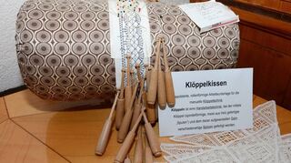 Beim Klöppeln auf dem Kissen ist Übersicht gefragt, damit die Knoten nicht durcheinander geraten.