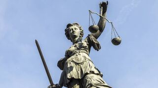 Kommt es zum Zwist zwischen Urlauber und Airline, muss es oft Justitia richten.