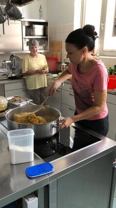 Mit dem Mittagessen ist Angelika Schramm fast fertig.