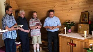 Gebet zur Mittagszeit: Fridolin Keilhauer (v.l.), Pater Robert-Maria, Thomas Poland, Bruder Meinrad, Roland Knoch und Pater Stefan in der Hauskapelle des Klosters.