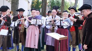 Die Hebelmusik Hausen umrahmt die Gedenkveranstaltung am Hebel-Grab. Das 1855 gegründete Blasmusikorchester gibt nach dem Hebel-Trunk noch ein einstündiges Konzert auf dem Schlossplatz.