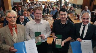 Dr. Volker Kronemayer (v. l.) und Oberbürgermeister Dr. René Pöltl (r.) zeichnen Frederik Adam und Mirko Fackel mit der Hebel-Medaille aus.