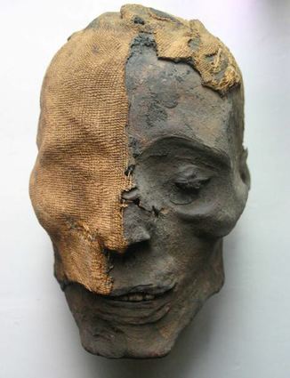 Mumienkopf aus dem Alten Ägypten mit Bandagenresten