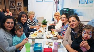 Wohlverdiente Pause im Restaurant: Bahar mit Lina (v. l.), Sarah, Gilla, Renate, Dora sowie Fatma mit Ela.