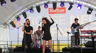 Die Partyband „Groundtown 99“ mit Sängerin Julianna Townsend sorgt für Unterhaltung.