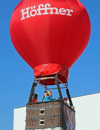 Mit dem am Kran hängenden Höffner-Ballon geht es hoch hinaus. Der Blick von oben ist gigantisch.