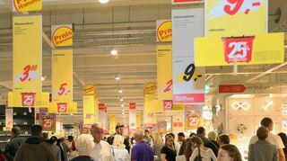 Drinnen gibt es viele Aktionsflächen mit Sonderangeboten. Die Kunden nutzen das schon am ersten Tag reichlich.