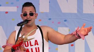 „Hulapalu?!“ Das Andreas-Gabalier-Double „Kevin“ heizt am Freitagnachmittag prima ein. Da kommt Stimmung auf.