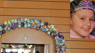 Bei „ihrer“ Benefizparty in der Mehrzweckhalle ist Emily in gewisser Weise mittendrin. Ein großes Foto erinnert an das jung verstorbene Mädchen.