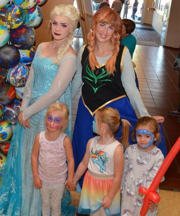 „Elsa“ (Jeniffer Kollodezieyski) und „Anna“ (Irene Majer) von der „Eiskönigin“ – eines der Lieblingsmotive für ein Foto.